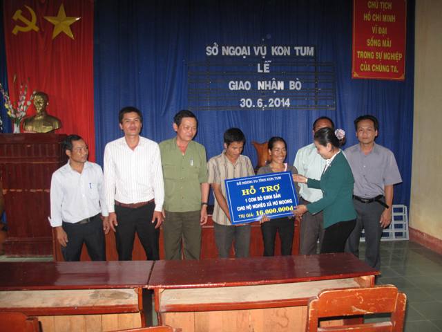 Sở Ngoại vụ trao tặng bò cho hộ nghèo xã Hơ Moong, huyện Sa Thầy